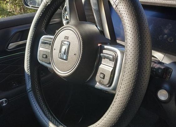 Интеграция с смартфоном через Apple CarPlay и Android Auto