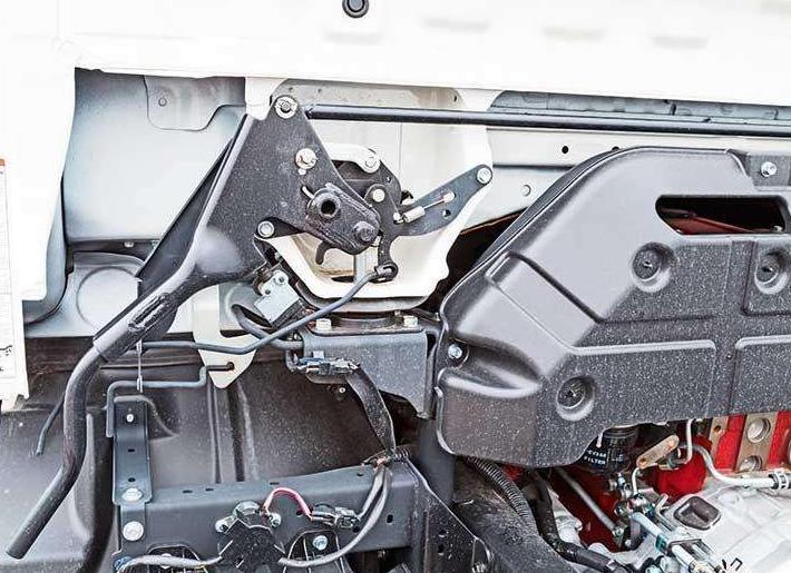 Что где расположено, вид снизуи под капотом Hino