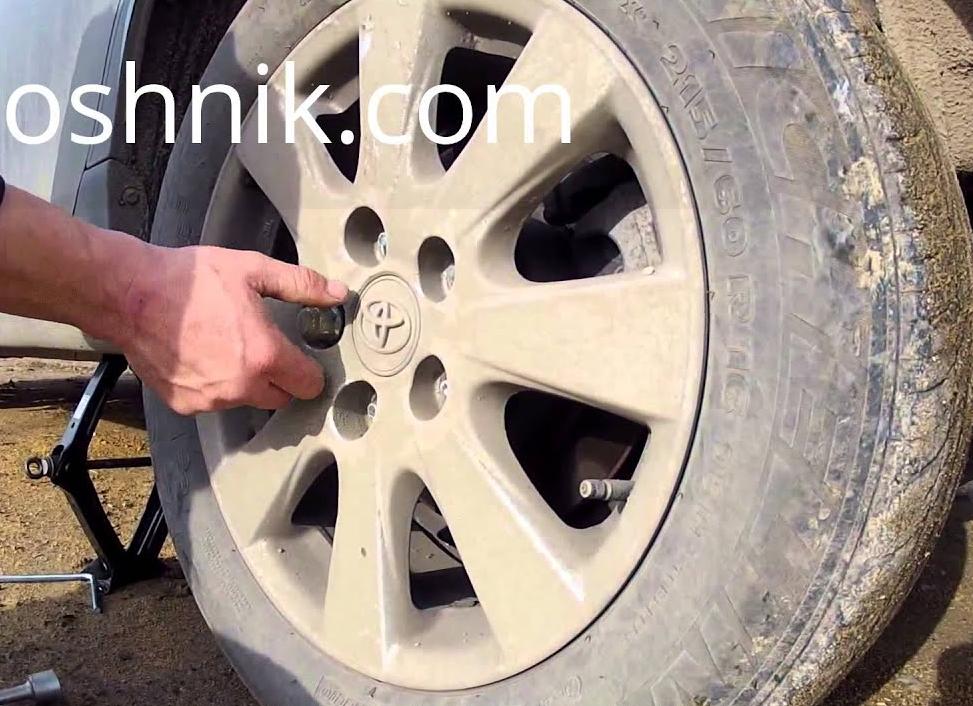 Подготовка к работе с колесом на автомобиле Hino