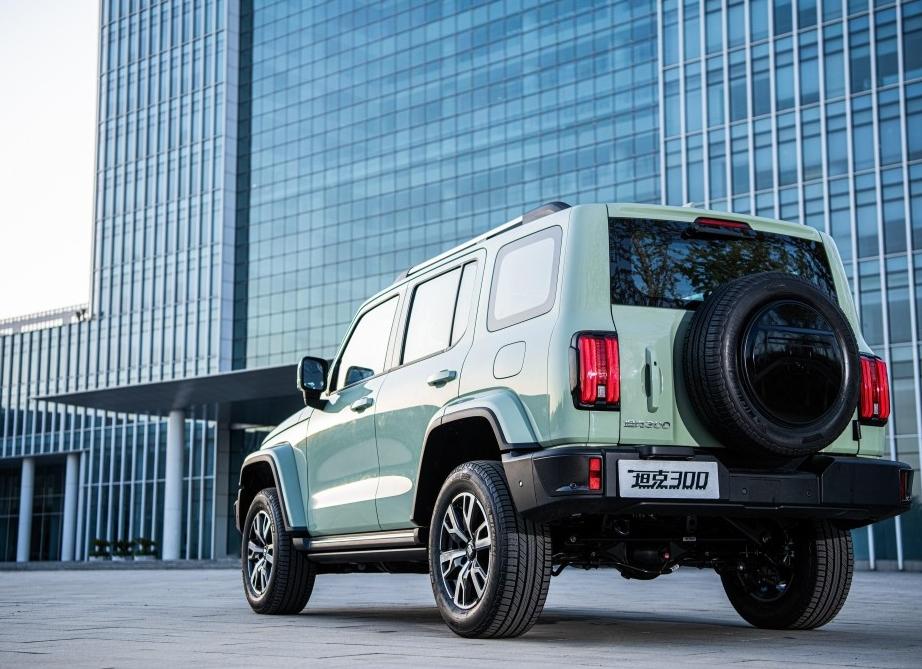 Сравнение BAIC BJ40+ или TANK 300: что лучше, соперники.