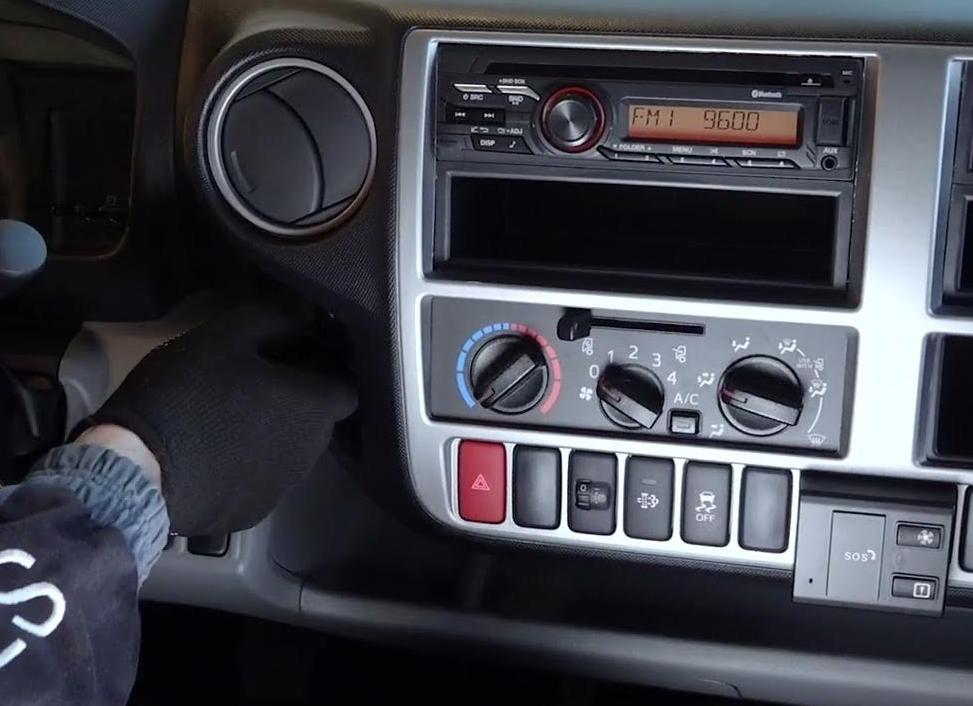 Приборы и указатели на панели Hino